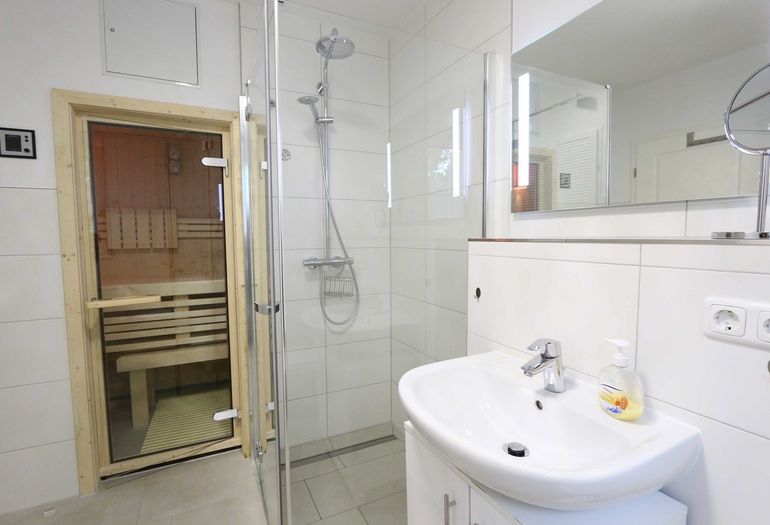 Badezimmer mit Dusche und Sauna Badezimmer mit Dusche und Sauna