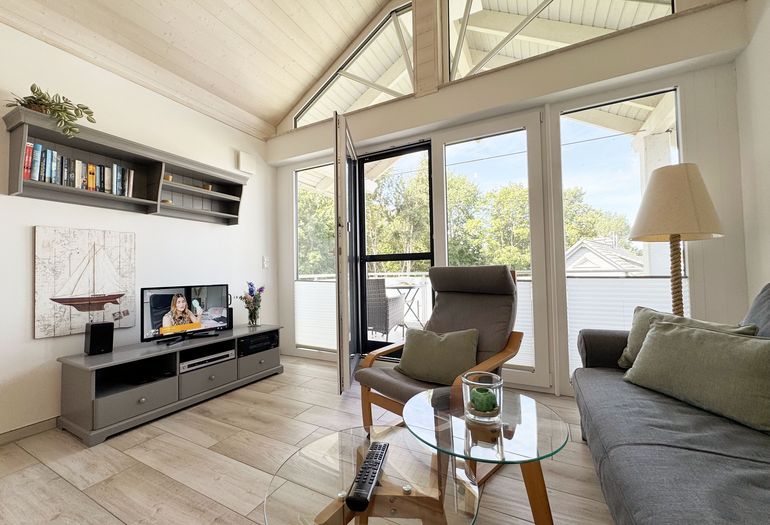 gemütliches Wohnzimmer mit Couch und Smart-TV