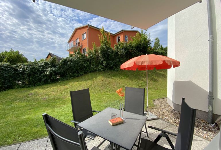 bestuhlte Terrasse mit Blick ins Grüne