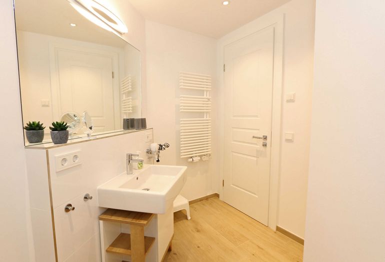 kleines Badezimmer mit Spiegel