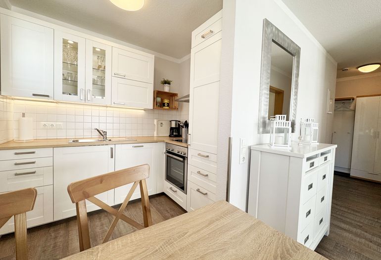 Offene Küchenzeile mit Esstisch