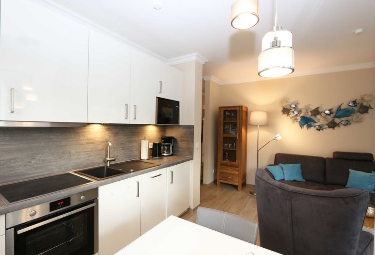 moderne Küche mit allem was benötigt wird