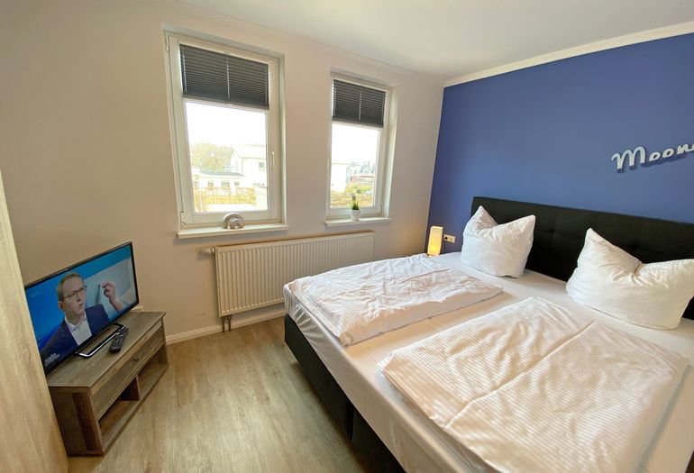 1. Schlafzimmer mit Doppelbett und TV 1. Schlafzimmer mit Doppelbett und TV
