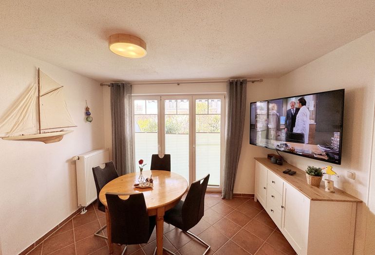 Essbereich mit großen Smart-TV Essbereich mit großen Smart-TV