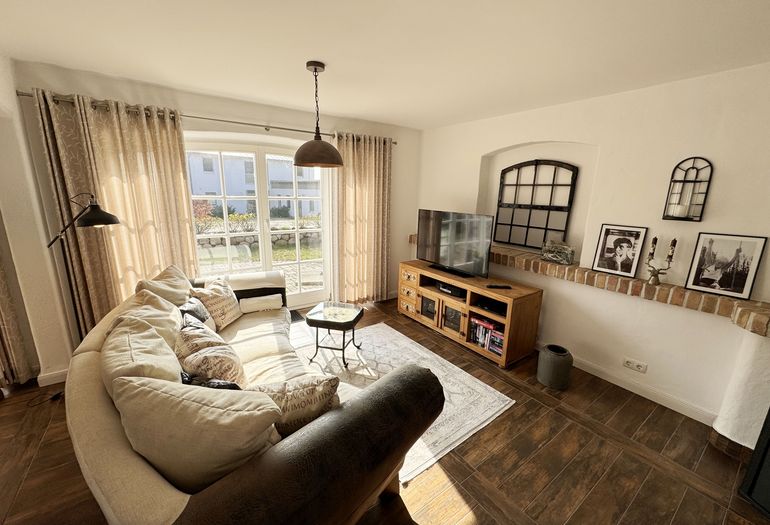 Wohnbereich mit großer Couch zum Verweilen Wohnbereich mit großer Couch zum Verweilen