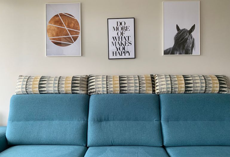 offener Wohnbereich mit Couch offener Wohnbereich mit Couch