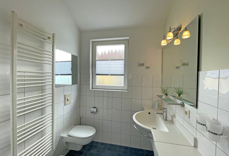 Badezimmer mit Waschbecken