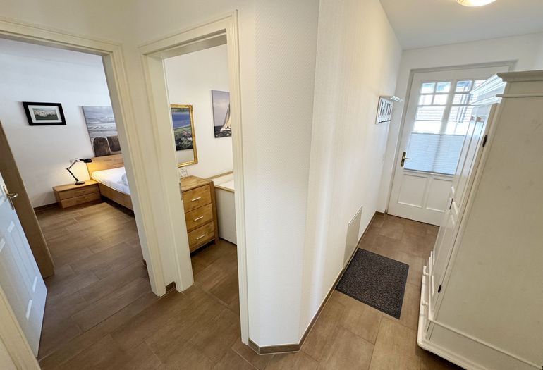 Flurbereich mit Blick ins Schlafzimmer