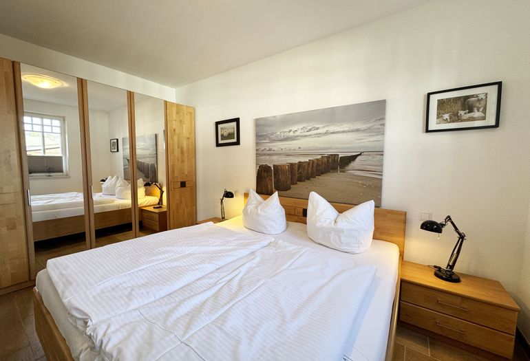 1.Schlafzimmer mit Doppelbett und Kleiderschrank