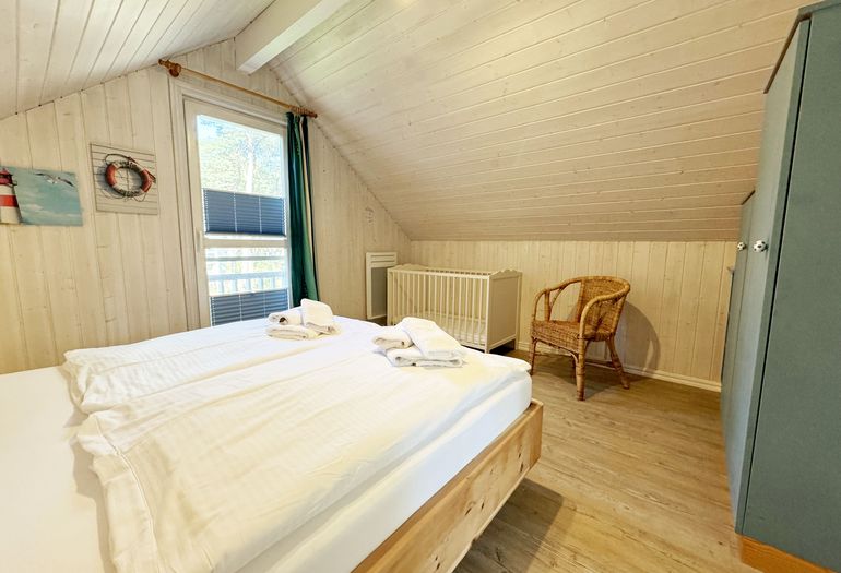Ferienhaus Sandkörnchen - 2. Schlafzimmer mit stabilem Kinderbett