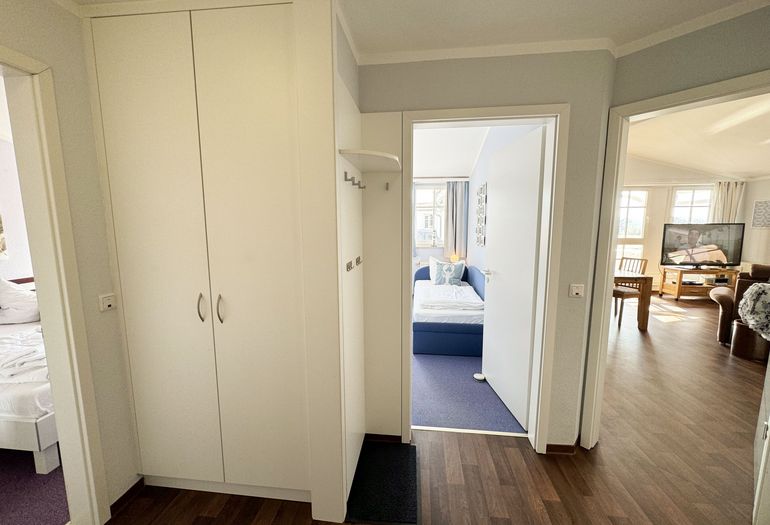 Seepark Sellin Haus Baabe - Blick vom Flur in das 2. Schlafzimmer und Wohnzimmer