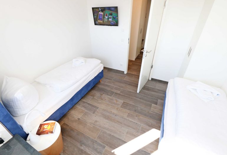 kleines Schlafzimmer mit TV
