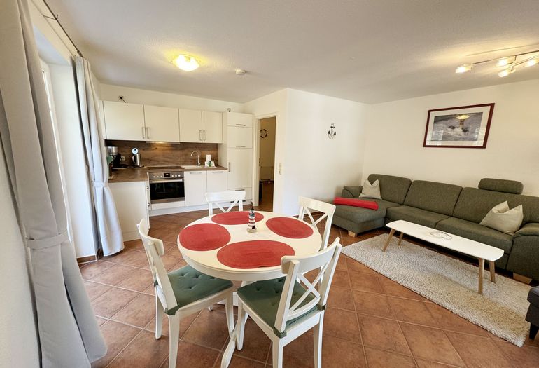 Essbereich und Blick auf den Couchbereich