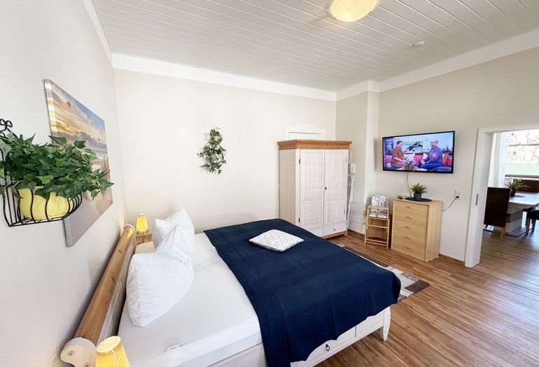 1.Schlafzimmer mit Doppelbett und Kleiderschrank