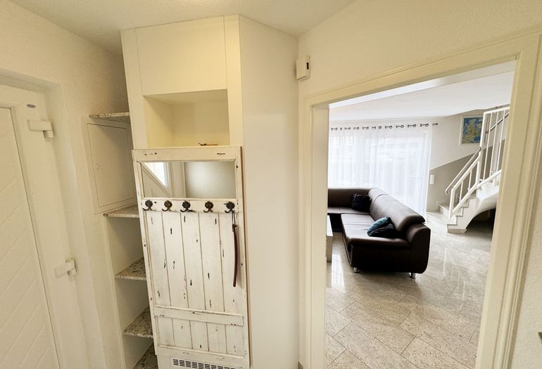 unterer kleiner Flurbereich mit Garderobe unterer kleiner Flurbereich mit Garderobe