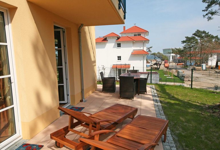 bestuhlte Terrasse mit Sonnenliegen