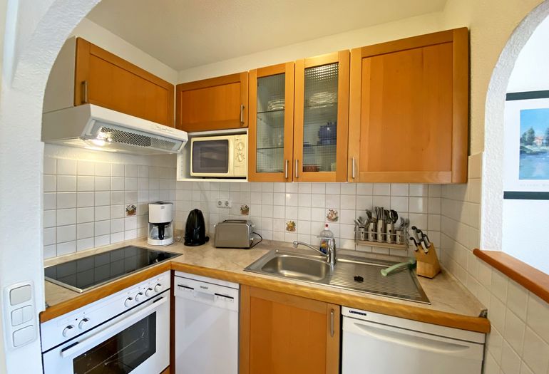 Küchenzeile mit Backofen