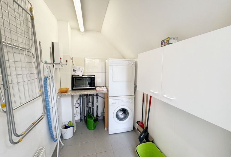 Hauswirtschaftsraum mit Waschmaschine und Trockner Hauswirtschaftsraum mit Waschmaschine und Trockner