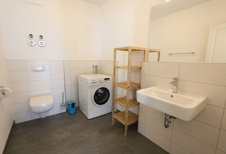 Badezimmer mit Waschmaschine