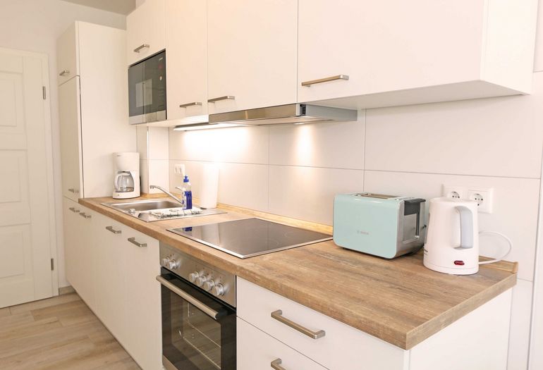 moderne Küchenzeile mit Backofen