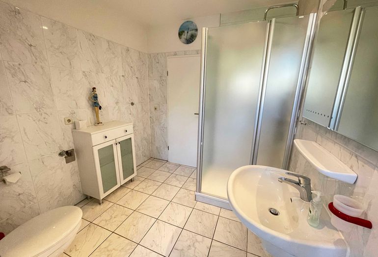 Badezimmer mit kleinem Schrank und WC