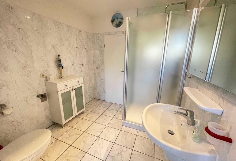 Badezimmer mit kleinem Schrank und WC Badezimmer mit kleinem Schrank und WC
