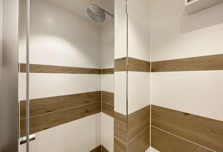 Badezimmer mit Regendusche