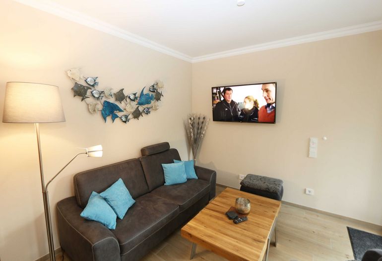 Wohnzimmer mit Couch für gemeinsame Stunden