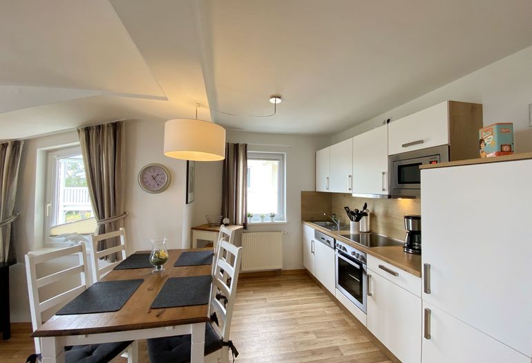 Küchenzeile mit Backofen