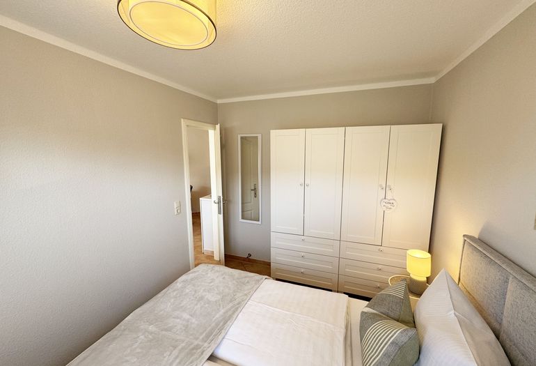 großer Kleiderschrank im Schlafzimmer