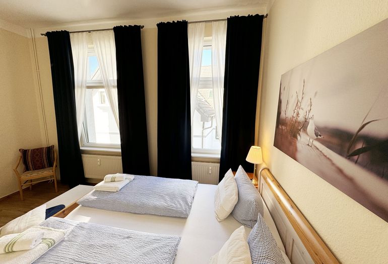 Schlafzimmer mit Insektenschutzgitter Schlafzimmer mit Insektenschutzgitter