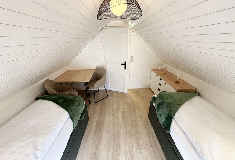 2. Schlafzimmer mit 2 Einzelboxspringbetten und Sitzbereich 2. Schlafzimmer mit 2 Einzelboxspringbetten und Sitzbereich