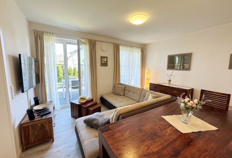 großzügiges Wohnzimmer mit Esstisch, Küche und Couch großzügiges Wohnzimmer mit Esstisch, Küche und Couch