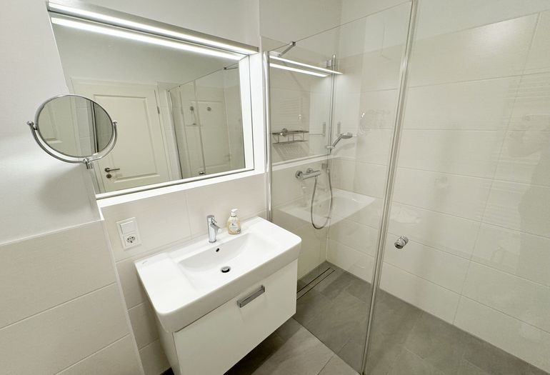 Badezimmer mit ebenerdiger Dusche Badezimmer mit ebenerdiger Dusche