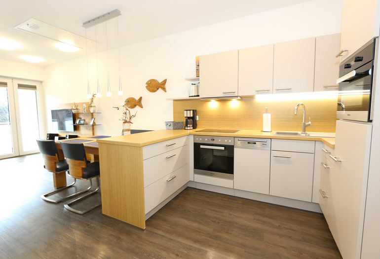 moderne Küche mit Backofen