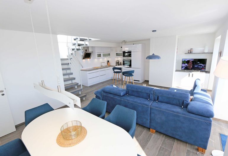 modernes Wohnzimmer mit TV