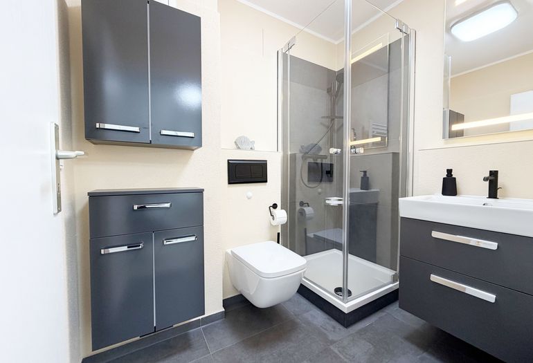 Bad mit Waschbecken, Dusche, WC, Kosmetikspiegel, Handtuchheizkörper