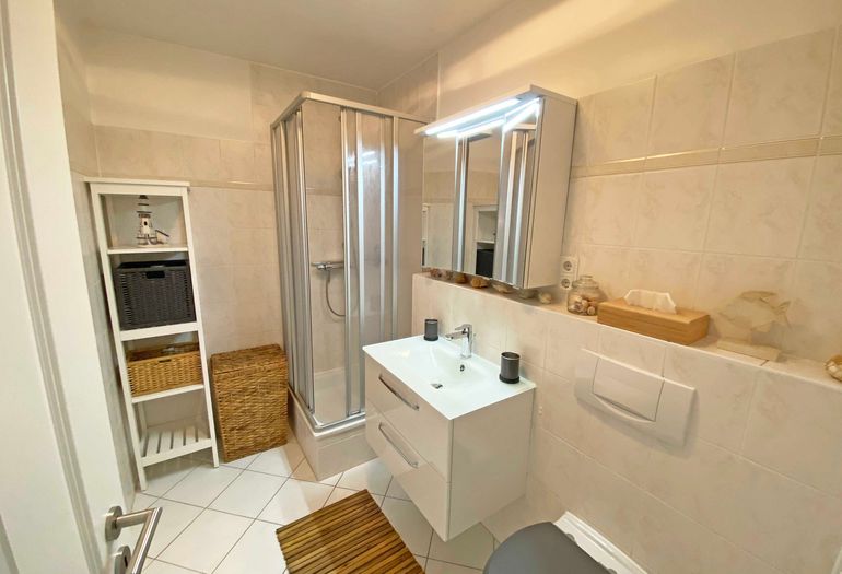 Badezimmer mit Waschbecken und WC