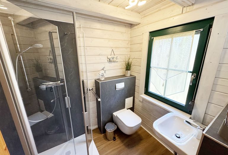 modernes Badezimmer mit Dusche modernes Badezimmer mit Dusche