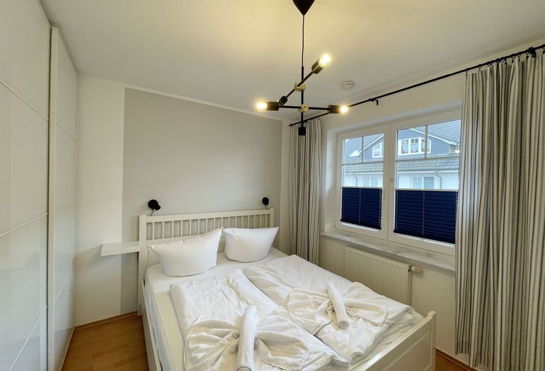 Schlafzimmer mit Doppelbett