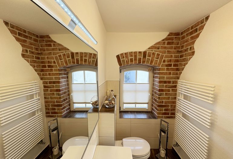 Gästebad mit WC, Waschbecken und Waschmaschine