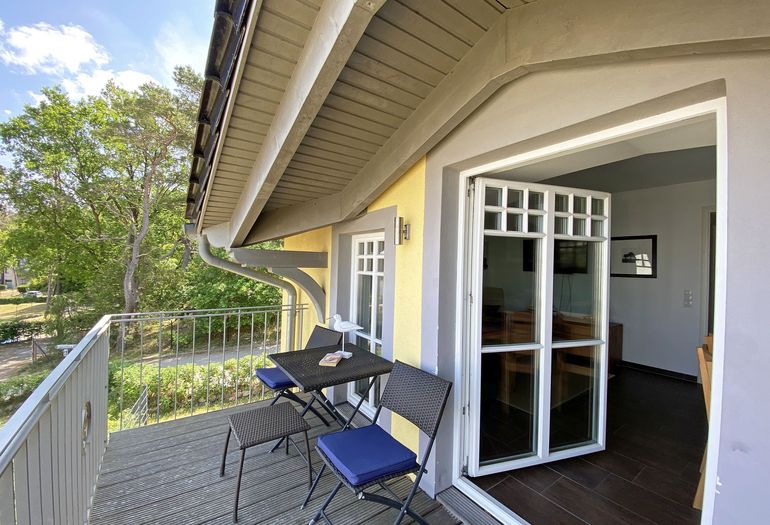 bestuhlter Balkon in ruhiger Lage