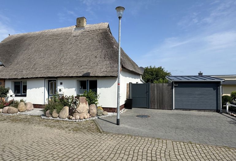 Außenansicht mit Parkmöglichkeit