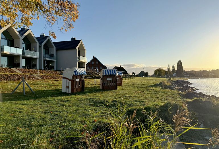 Blick auf die Strandkörbe der Wohnungen 04, 05 und 08 (Haus Seeblick) -direkt- am Bodden Blick auf die Strandkörbe der Wohnungen 04, 05 und 08 (Haus Seeblick) -direkt- am Bodden