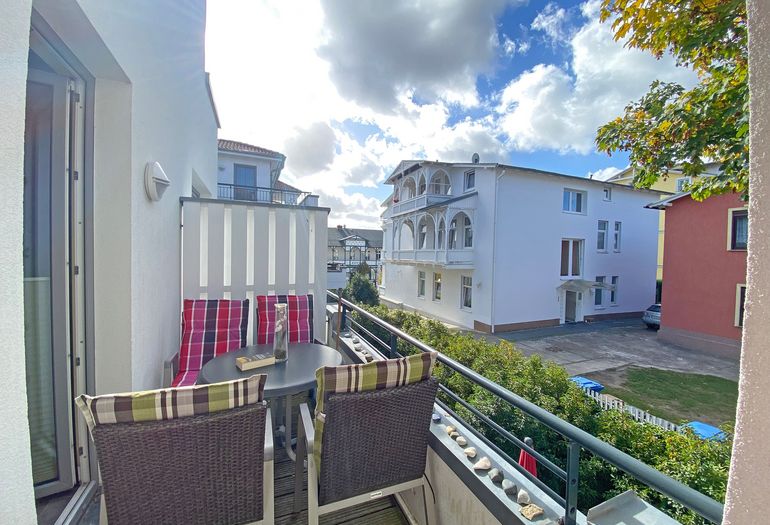 bestuhlter Balkon in ruhiger Lage