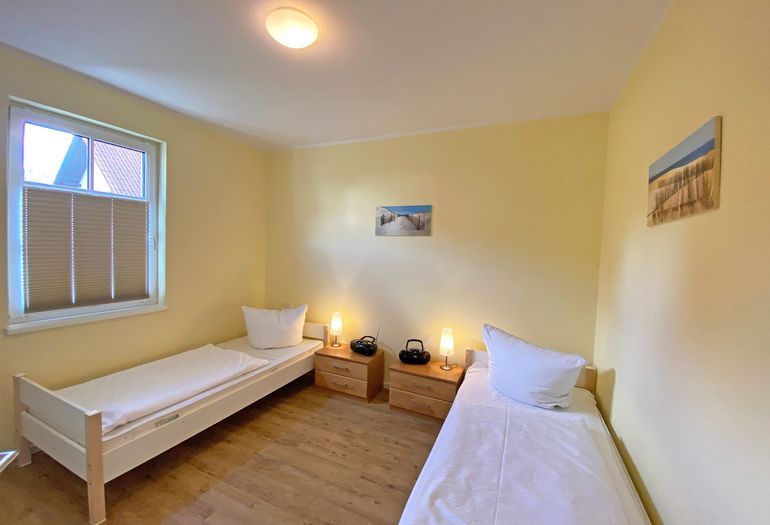 erstes Schlafzimmer mit Einzelbetten