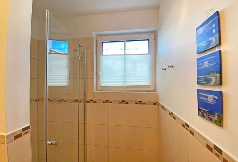 erstes Badezimmer mit Dusche