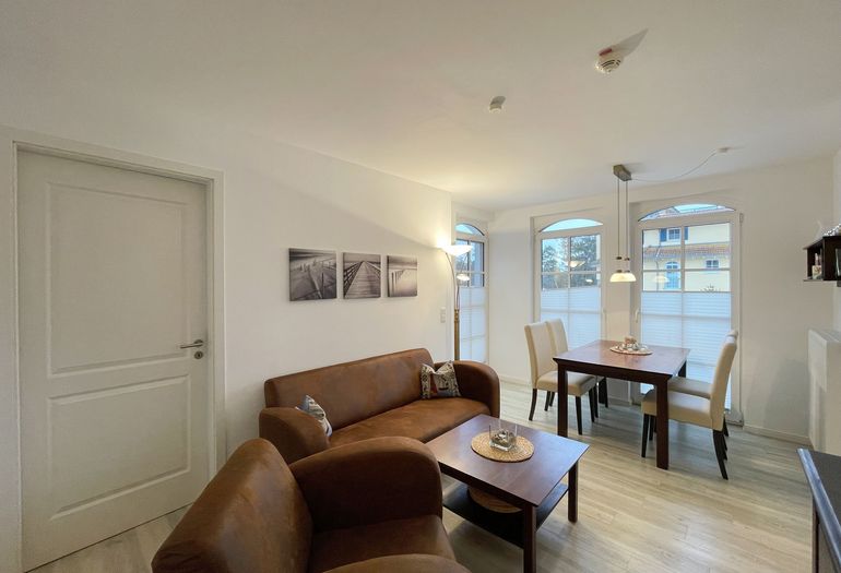 Wohnzimmer mit gemütlicher Couch