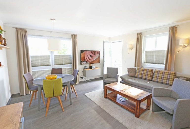 Wohnzimmer mit gemütlicher Couch