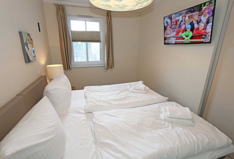 2. Schlafzimmer mit TV